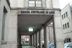 Palazzo con destinazione commerciale e terziario Palazzo con destinazione commerciale e terziario