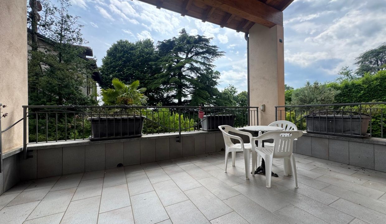 villa-vergiate-giardino-piu-livelli-terrazzo