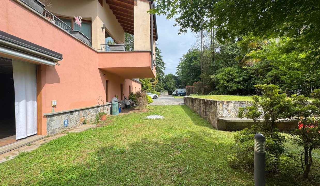 villa-vergiate-giardino-piu-livelli-terrazzo