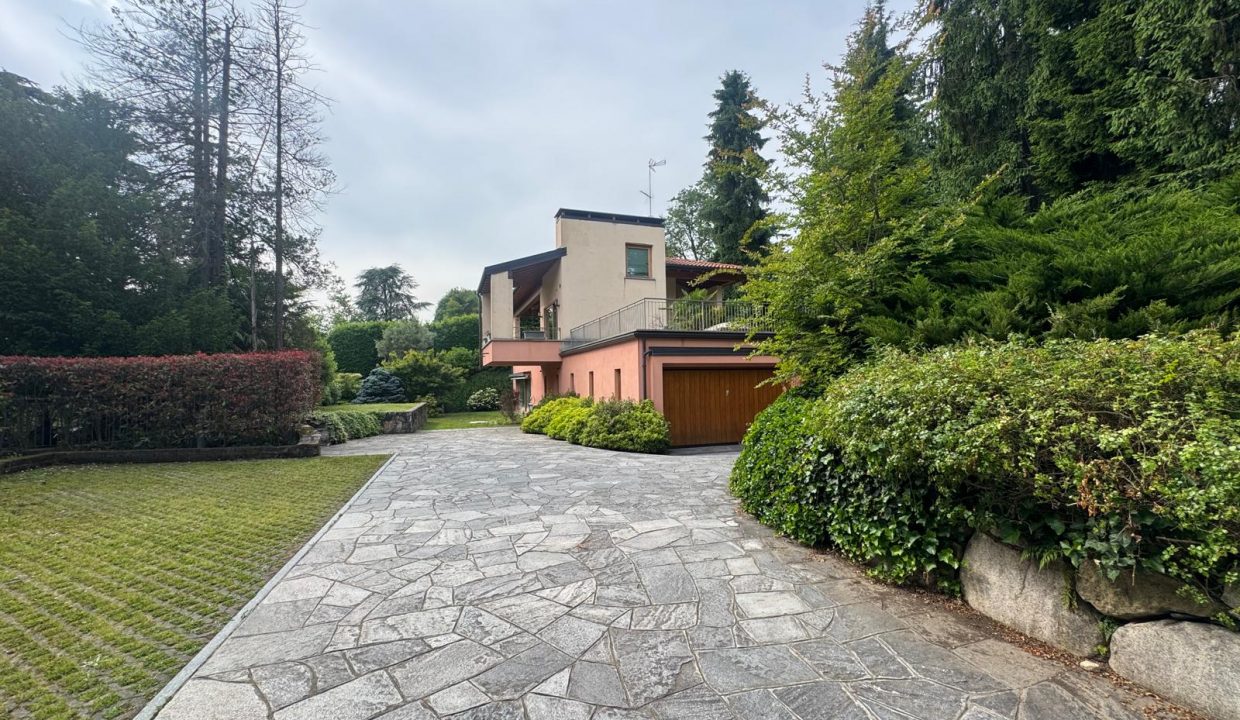 villa-vergiate-giardino-piu-livelli-terrazzo