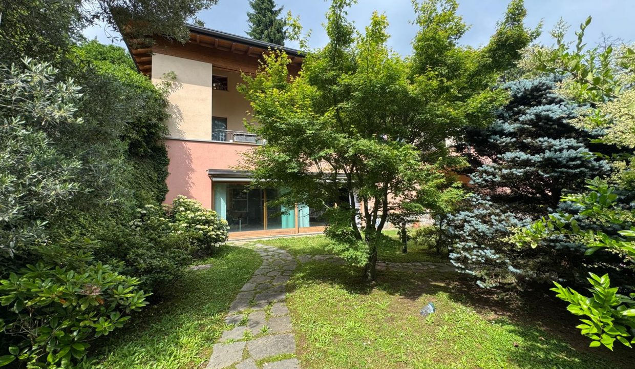 villa-vergiate-giardino-piu-livelli-terrazzo