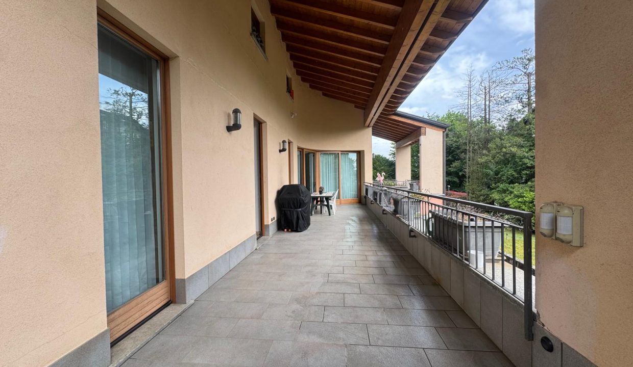 villa-vergiate-giardino-piu-livelli-terrazzo