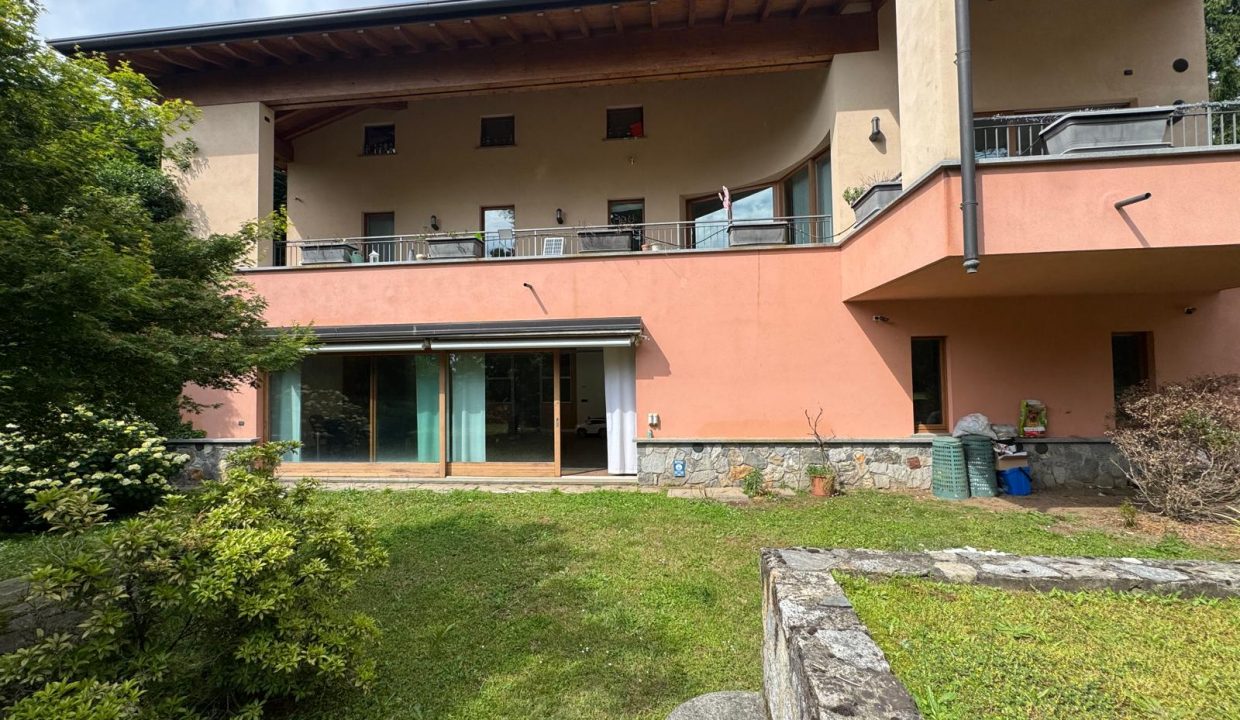 villa-vergiate-giardino-piu-livelli-terrazzo