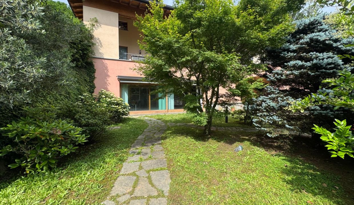villa-vergiate-giardino-piu-livelli-terrazzo