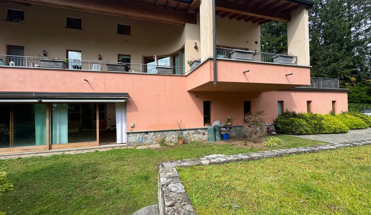 villa-vergiate-giardino-piu-livelli-terrazzo