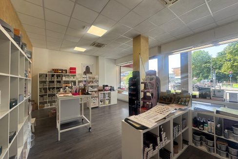 negozio-affitto-cassano-magnago-vetrine-su-strada-