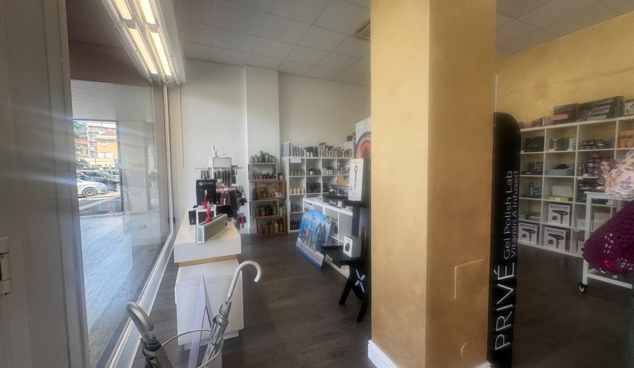 negozio-affitto-cassano-magnago-vetrine-su-strada-